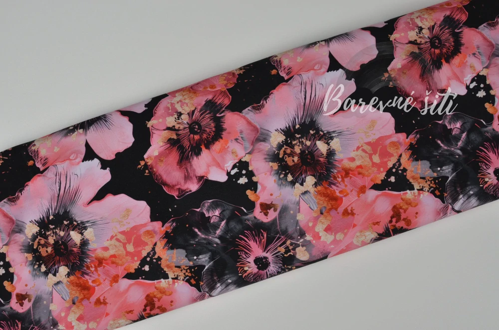 Teplákovina, Růžové květy s kousky zlata na černé (E)