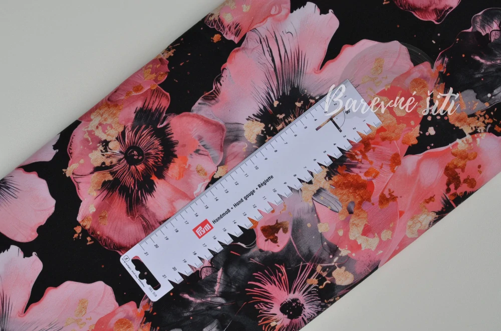 Teplákovina, Růžové květy s kousky zlata na černé (E)