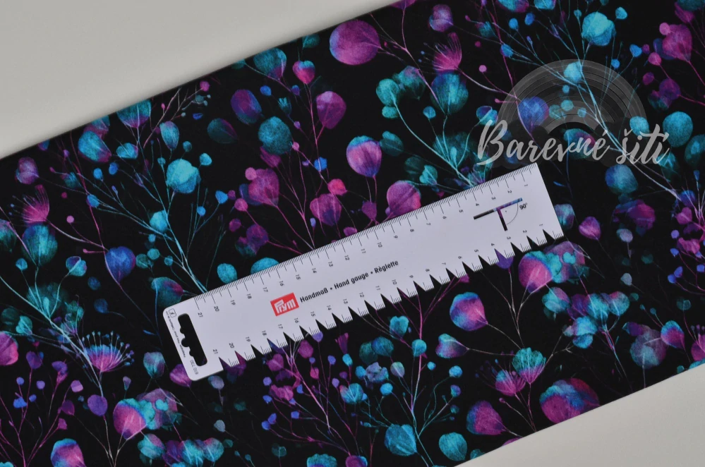 Teplákovina, Tyrkysovofialové listy eukalyptu na černé (E)